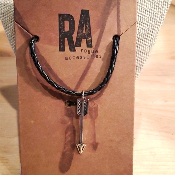ROGUE ACCESSORIES Jewelry - ⚜️ NIB ARROW NECKLACE